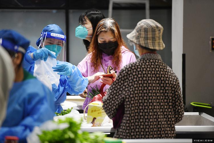 上海疫情最新消息上海今起分阶段推进复商复市市民前往超市选购商品